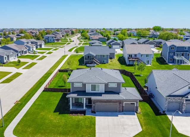Property at 465 NW Gracewood Dr, Waukee, IA 50263, 4 beds, 4 baths