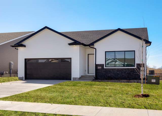Property at 5526 167th St, Urbandale, IA 50111, 3 beds, 2 baths