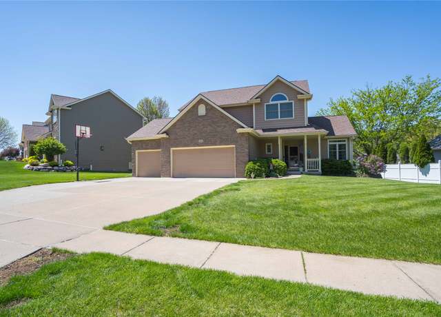Property at 3904 153rd St, Urbandale, IA 50323, 5 beds, 3.5 baths