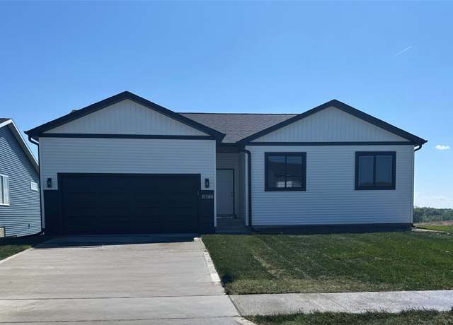 Property at 1677 20th Ave SE, Altoona, IA 50009, 4 beds, 3 baths