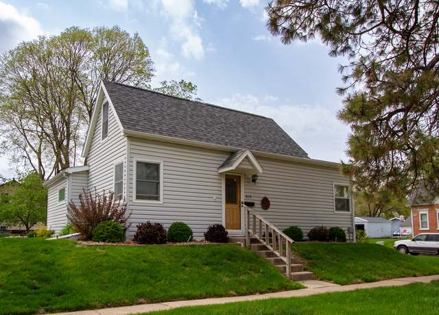 Property at 915 W 2nd St, Pella, IA 50219, 2 beds, 1 bath