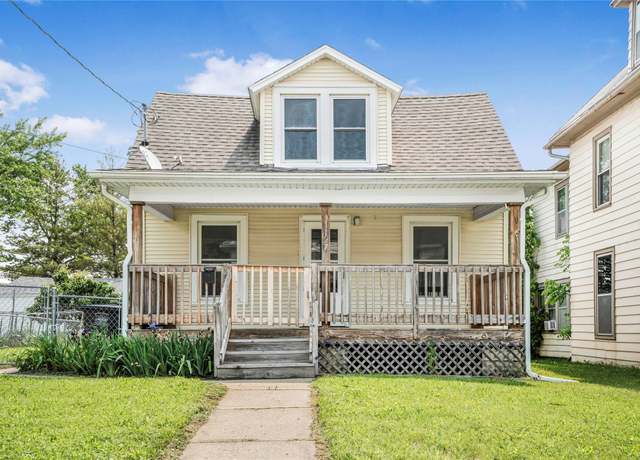 Property at 1127 10th St, Des Moines, IA 50314, 2 beds, 1 bath
