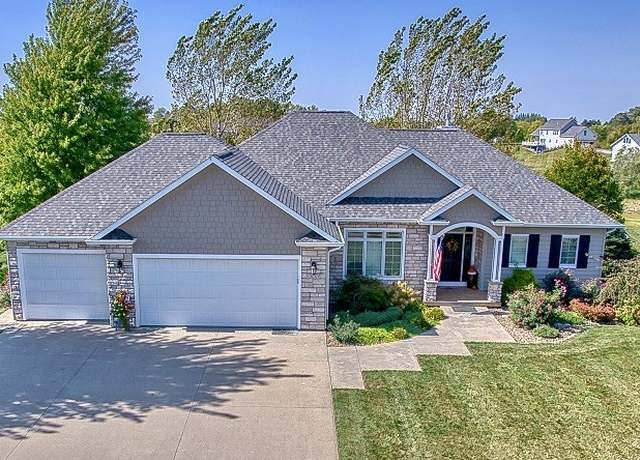 Property at 1631 Briar Ln, Pella, IA 50219, 4 beds, 3 baths