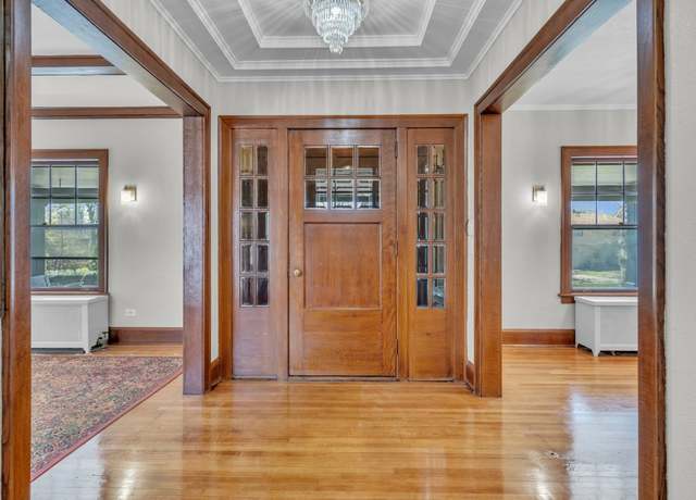 Property at 529 43rd St, Des Moines, IA 50312, 5 beds, 3 baths