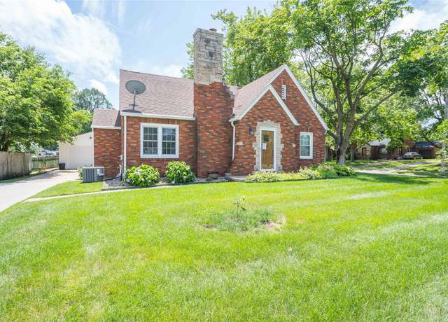 Property at 416 Grand Ave, West Des Moines, IA 50265, 3 beds, 2 baths
