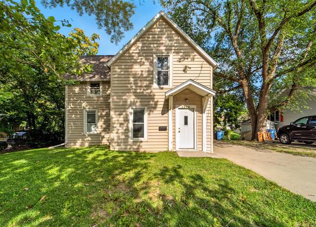 Property at 2613 SE 6th St, Des Moines, IA 50315, 4 beds, 2 baths