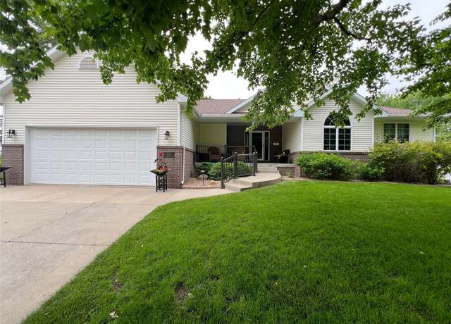 Property at 1121 Woodland Dr, Newton, IA 50208, 3 beds, 4 baths