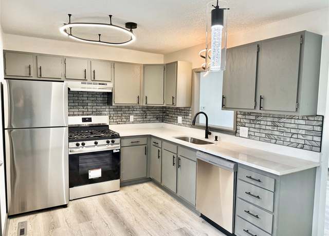 Property at 5403 SW 9th St, Des Moines, IA 50315, 2 beds, 1 bath