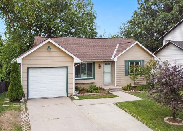 Property at 2518 SE 18th St, Des Moines, IA 50320, 3 beds, 2 baths