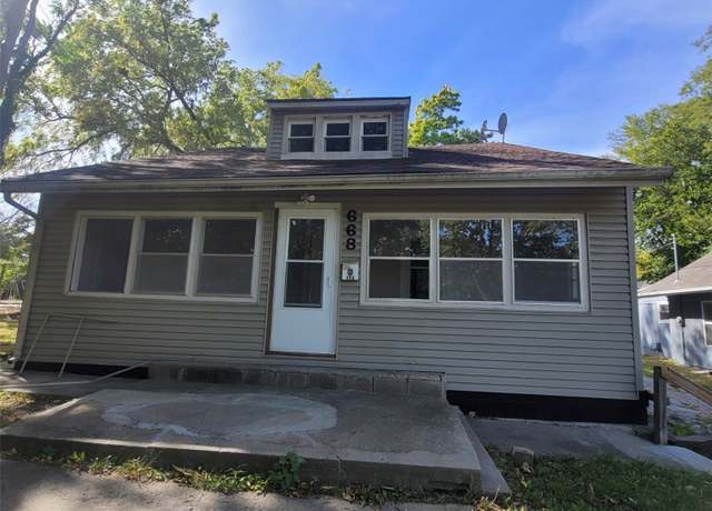 Property at 668 24th St, Des Moines, IA 50312, 4 beds, 1.5 baths