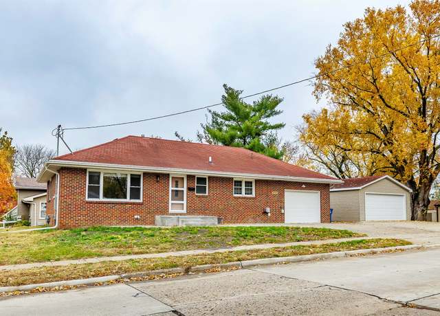 Property at 5115 Madison Ave, Des Moines, IA 50310, 3 beds, 1.5 baths
