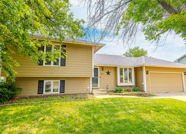 Property at 109 NW Maplewood Dr, Grimes, IA 50111, 4 beds, 2.5 baths