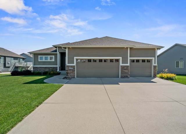 Property at 2102 NW 24th St, Ankeny, IA 50023, 4 beds, 3.5 baths