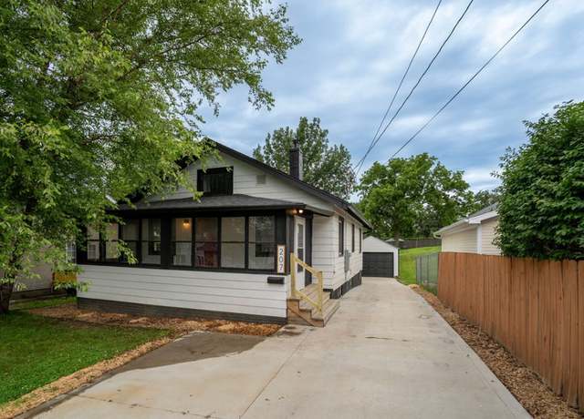 Property at 207 W 10th St S, Newton, IA 50208, 4 beds, 2 baths