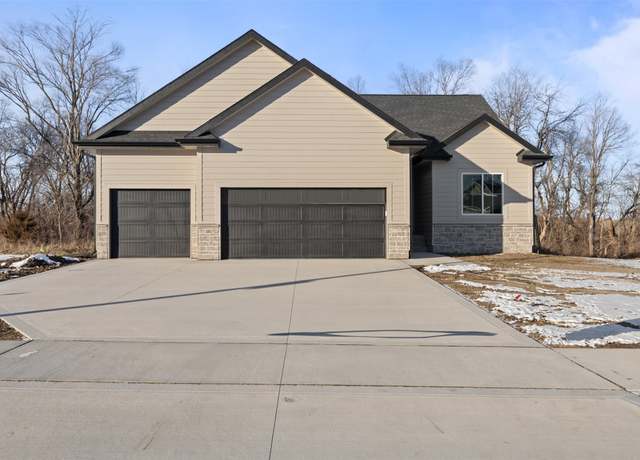 Property at 1103 2nd St NE, Altoona, IA 50009, 4 beds, 3 baths
