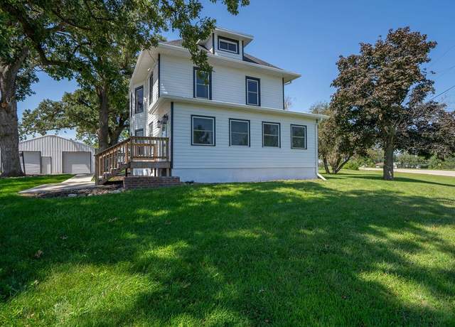 Property at 4323 F-36 Hwy W, Newton, IA 50208, 6 beds, 2 baths