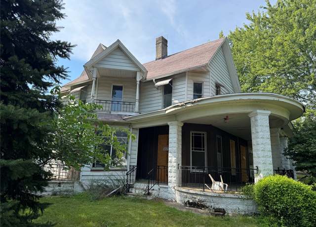Property at 803 Oak Park Ave, Des Moines, IA 50313, 5 beds, 3 baths
