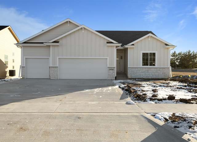 Property at 1028 2nd St NE, Altoona, IA 50009, 4 beds, 3 baths