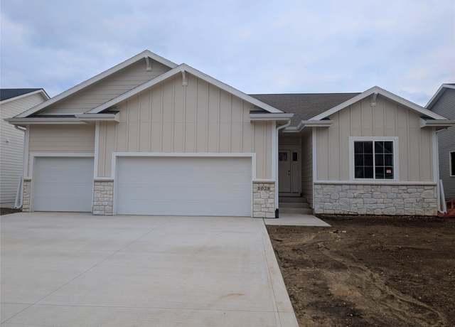 Property at 1028 2nd St NE, Altoona, IA 50009, 4 beds, 3 baths