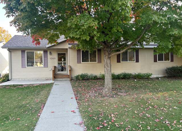 Property at 1305 S 13th Ave E, Newton, IA 50208, 4 beds, 2 baths
