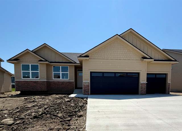 Property at 3605 NW 27th St, Ankeny, IA 50023, 3 beds, 2 baths
