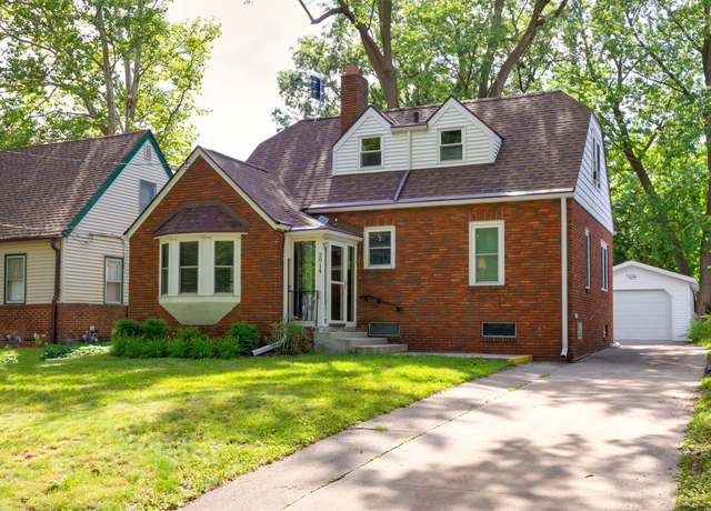 Property at 2014 39th St, Des Moines, IA 50310, 4 beds, 1.5 baths