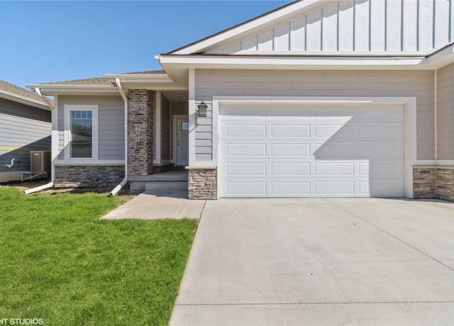 Property at 4461 Lower Beaver Rd, Des Moines, IA 50310, 3 beds, 3 baths