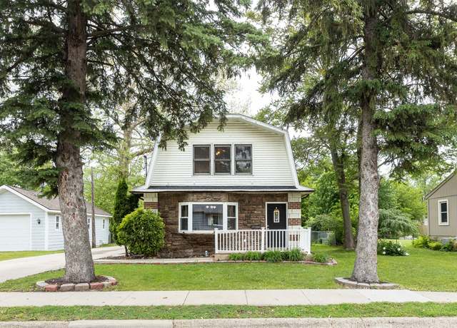 Property at 3919 69th St, Urbandale, IA 50322, 3 beds, 2 baths