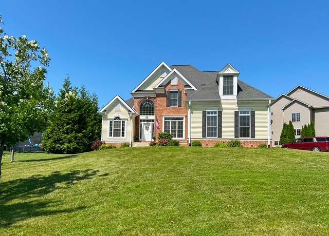 Property at 1255 Iowa St, Pella, IA 50219, 5 beds, 3.5 baths