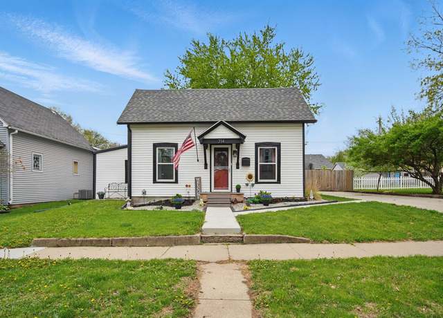 Property at 714 E Robinson St, Knoxville, IA 50138, 4 beds, 2 baths