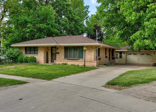 Property at 2700 Dosh Rd, Des Moines, IA 50310, 3 beds, 1 bath