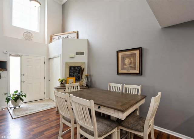 Property at 15417 Hammontree Dr, Urbandale, IA 50323, 3 beds, 3.5 baths