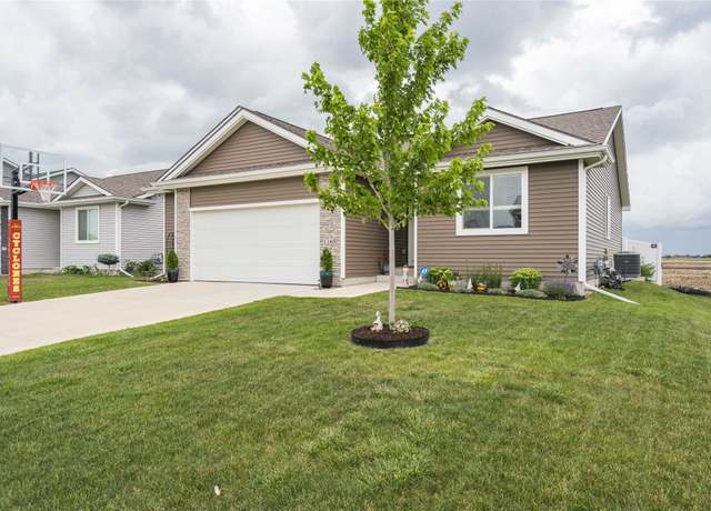 Property at 1165 Locust St, Waukee, IA 50263, 4 beds, 3 baths