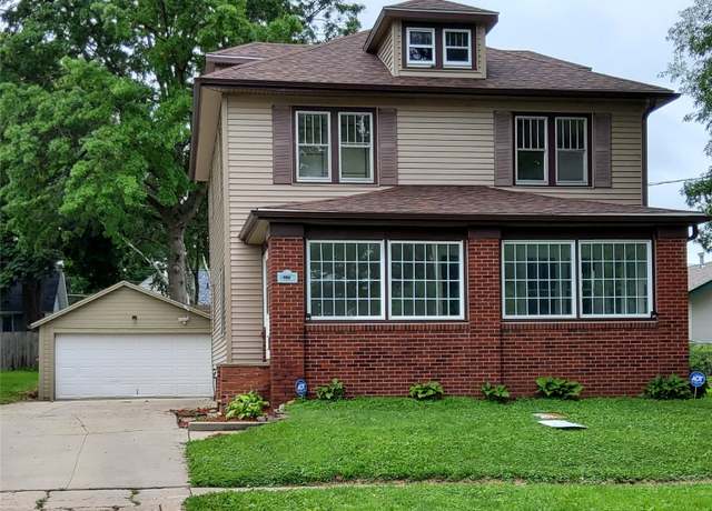 Property at 620 E 8th St S, Newton, IA 50208, 4 beds, 2 baths