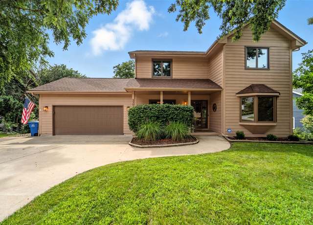 Property at 3308 SW 33rd St, Des Moines, IA 50321, 4 beds, 3.5 baths