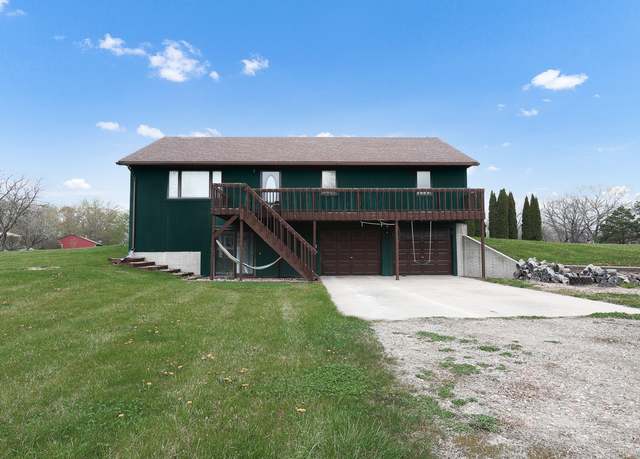 Property at 102 Amsterdam Dr, Pella, IA 50219, 3 beds, 2 baths