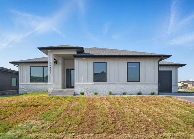 Property at 16332 Northpark Dr, Urbandale, IA 50323, 4 beds, 3 baths