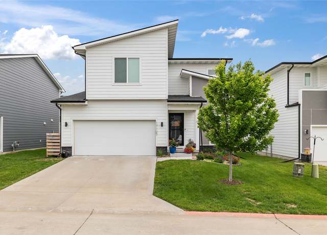 Property at 17127 Blue Sage Ln, Urbandale, IA 50323, 3 beds, 2.5 baths