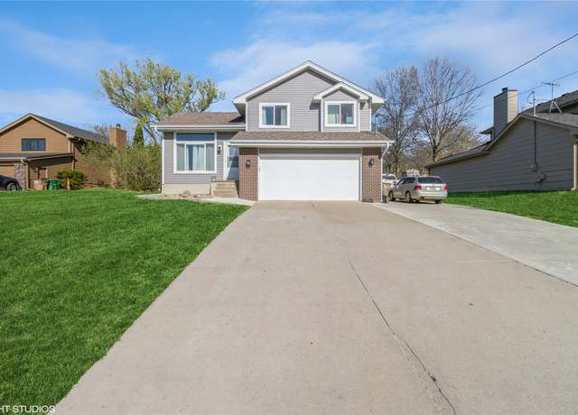 Property at 525 Christie Ln, Pleasant Hill, IA 50327, 3 beds, 2 baths