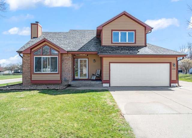 Property at 1104 E 16th St S, Newton, IA 50208, 4 beds, 3.5 baths