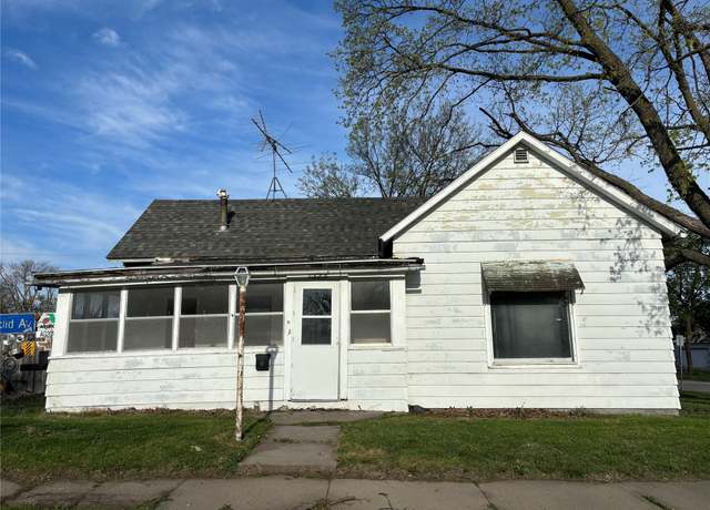 Property at 1323 5th St, Perry, IA 50220, 3 beds, 1 bath