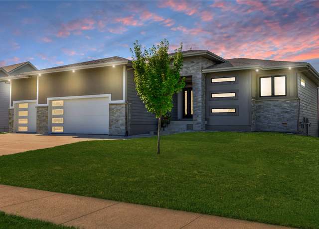 Property at 2105 NW 31st St, Ankeny, IA 50023, 5 beds, 3.5 baths