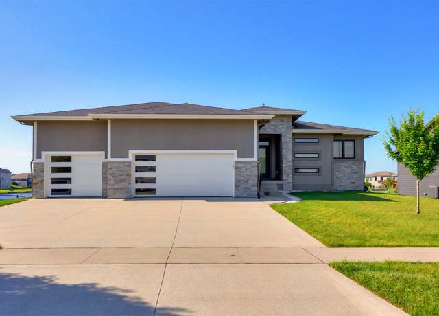 Property at 2105 NW 31st St, Ankeny, IA 50023, 5 beds, 3.5 baths