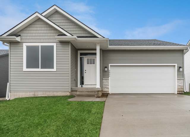 Property at 2806 22nd St SW, Altoona, IA 50009, 3 beds, 2 baths