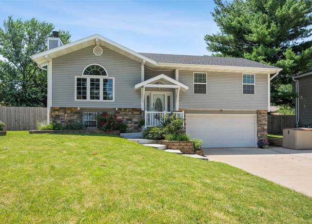 Property at 1040 39th St, West Des Moines, IA 50266, 3 beds, 2 baths