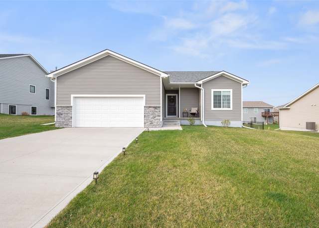Property at 2424 N 7th Ave E, Newton, IA 50208, 4 beds, 3 baths