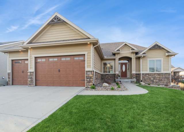 Property at 16035 Northpark Dr, Urbandale, IA 50323, 5 beds, 3 baths