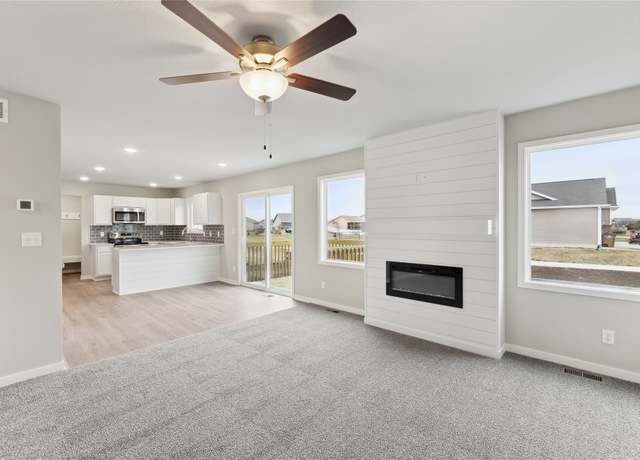 Property at 303 29th St SW, Altoona, IA 50009, 3 beds, 2.5 baths