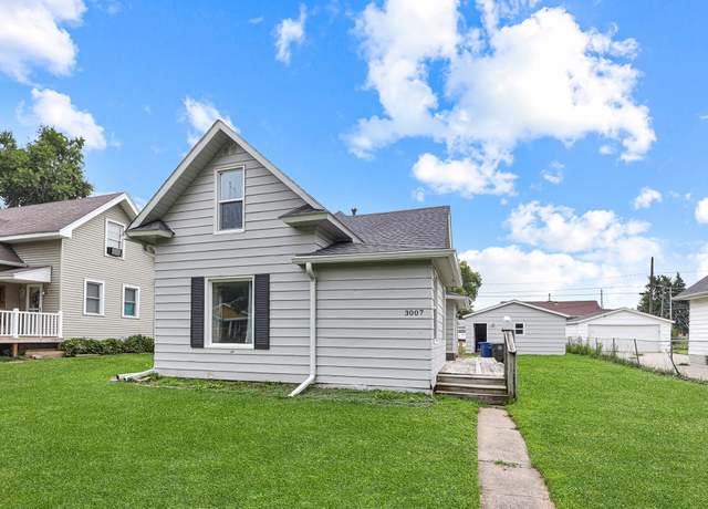Property at 3007 E 8th St, Des Moines, IA 50316, 3 beds, 2 baths