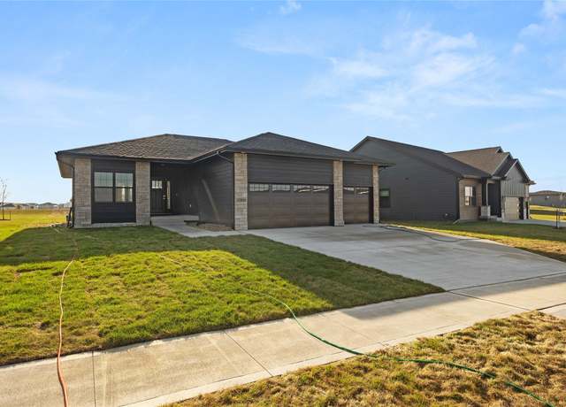 Property at 17816 Goodman Dr, Urbandale, IA 50323, 5 beds, 3 baths